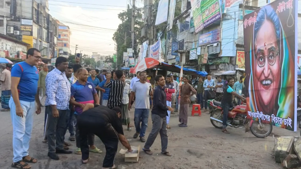 শেখ হাসিনার প্রতিকৃতিতে ডিম নিক্ষেপ