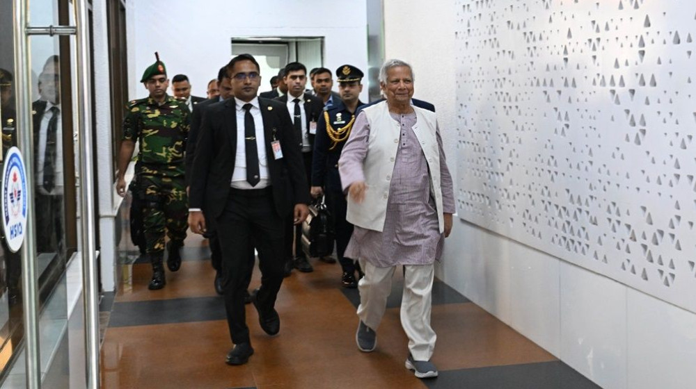 নিউইয়র্কে ৯ দিনের সফর শেষে দেশে ফিরেছেন ড. ইউনূস