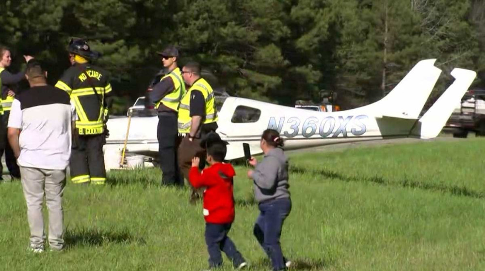যুক্তরাষ্ট্রে হাইওয়েতে বিমানের জরুরি অবতরণ যুক্তরাষ্ট্রে হাইওয়েতে বিমানের জরুরি অবতরণ
