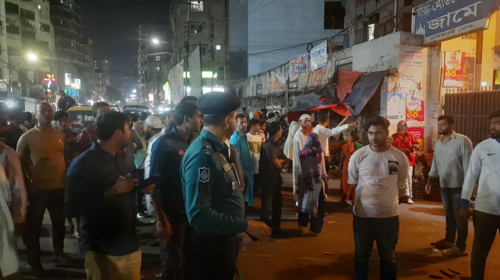 ফুটপাতে জ্বলন্ত চুলা ও সিলিন্ডার, ৮ জনকে আটক করলেন ওসি ফুটপাতে জ্বলন্ত চুলা ও সিলিন্ডার, ৮ জনকে আটক করলেন ওসি