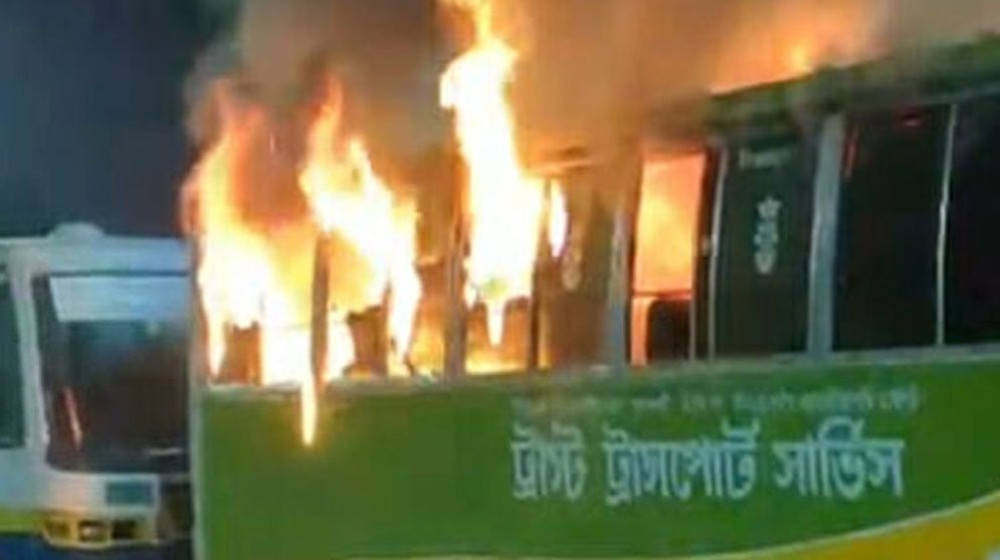 মধ্যরাতে পল্লবীতে পরিবহণে আগুন মধ্যরাতে পল্লবীতে পরিবহণে আগুন