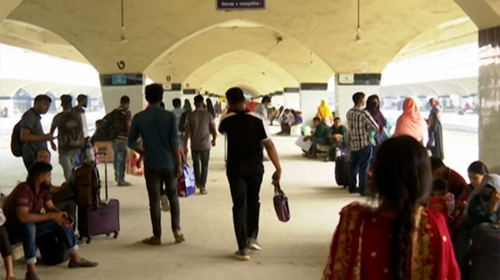 ঢাকা ছাড়ছেন রাজধানীবাসী, রেলস্টেশনে বাড়ছে ঘরমুখো মানুষের চাপ ঢাকা ছাড়ছেন রাজধানীবাসী, রেলস্টেশনে বাড়ছে ঘরমুখো মানুষের চাপ