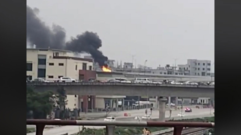 ঢাকা এলিভেটেড ওক্সপ্রেসওয়েতে বিলাসবহুল গাড়িতে আগুন