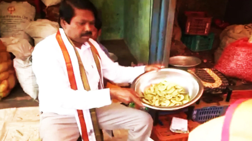 সবজি বিক্রি করছেন লোকসভা ভোটের এমপি প্রার্থী সবজি বিক্রি করছেন লোকসভা ভোটের এমপি প্রার্থী