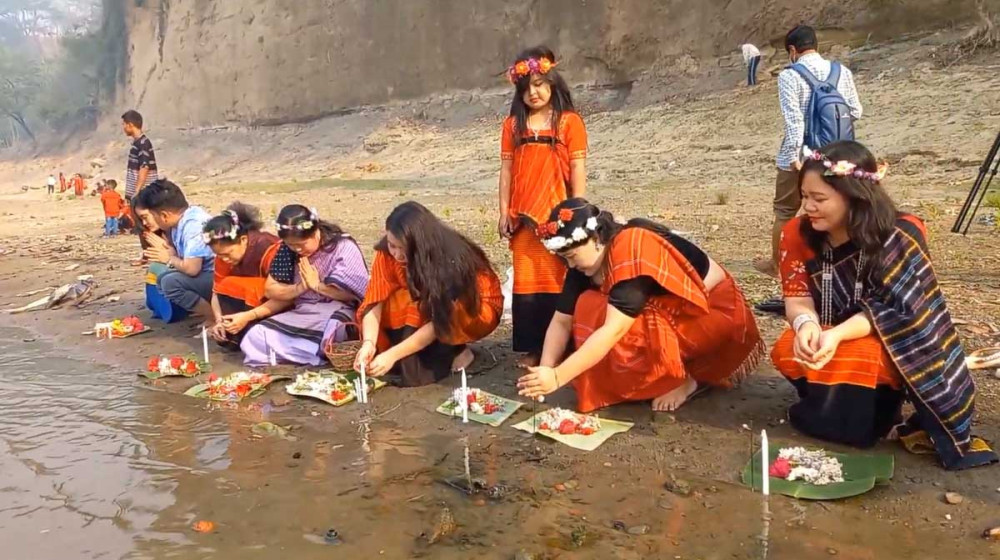 বান্দরবানের সাঙ্গু নদীতে ফুল ভাসিয়ে উদযাপিত হচ্ছে বিষু ও বিজু উৎসব বান্দরবানের সাঙ্গু নদীতে ফুল ভাসিয়ে উদযাপিত হচ্ছে বিষু ও বিজু উৎসব