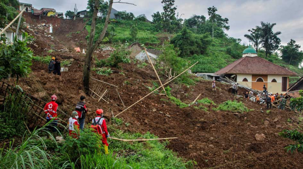 ইন্দোনেশিয়ায় ভূমিধসে ১৯ জনের মৃত্যু ইন্দোনেশিয়ায় ভূমিধসে ১৯ জনের মৃত্যু