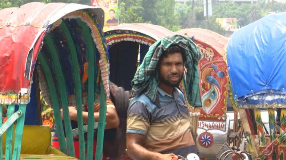 তীব্র গরমে অতিষ্ঠ জনজীবন তীব্র গরমে অতিষ্ঠ জনজীবন