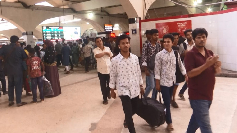 আজও ঢাকায় ফিরছে কর্মজীবী মানুষ