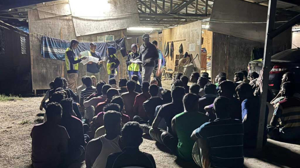 মালয়েশিয়ায় ৪৫ বাংলাদেশি আটক মালয়েশিয়ায় ৪৫ বাংলাদেশি আটক