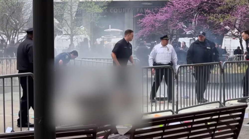 আদালতের ভেতরে ট্রাম্প, বাইরে শরীরে আগুন দিলেন যুবক আদালতের ভেতরে ট্রাম্প, বাইরে শরীরে আগুন দিলেন যুবক