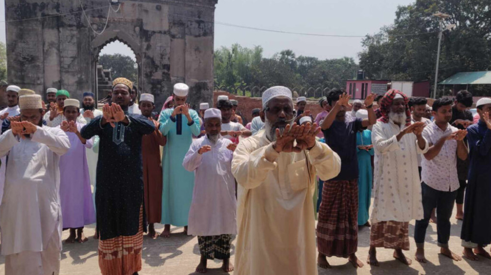 দাবদাহ থেকে মুক্তি পেতে কয়েক জেলায় ইসতিসকার নামাজ আদায়