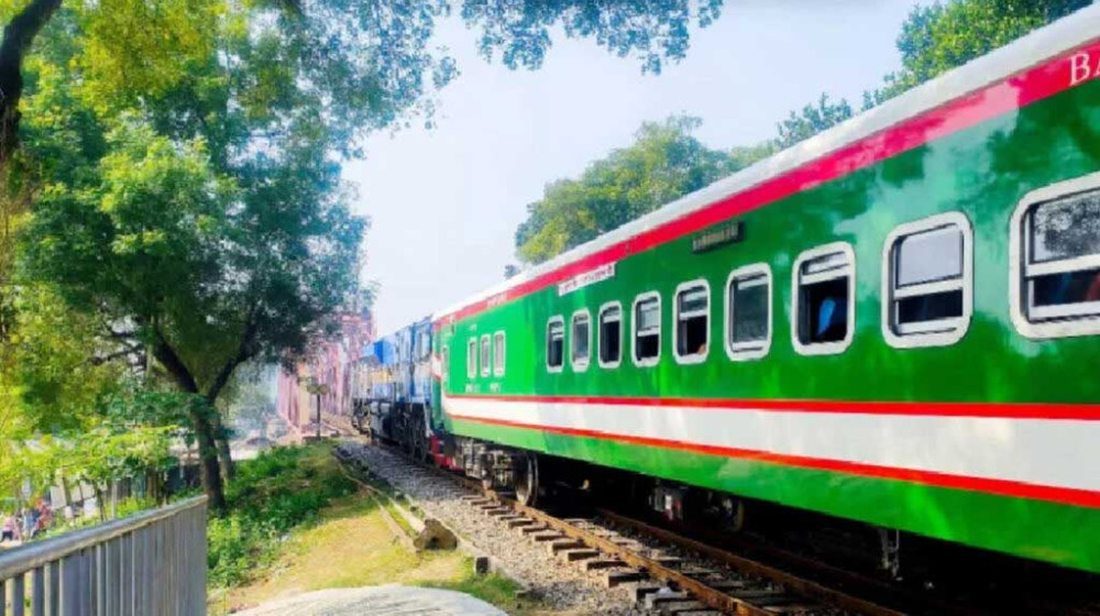 গরমে সিল্কসিটি এক্সপ্রেস ট্রেনের হাইড্রলিক ব্রেকে আগুন, আহত ১০ গরমে সিল্কসিটি এক্সপ্রেস ট্রেনের হাইড্রলিক ব্রেকে আগুন, আহত ১০