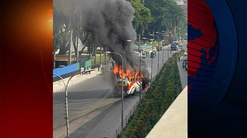 বনানীতে আগুনে পুড়লো বাস বনানীতে আগুনে পুড়লো বাস