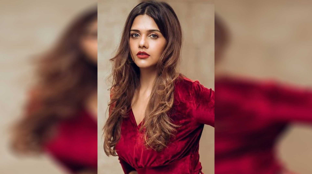 দ্বিতীয় স্বামীকে ডিভোর্স না দিয়েই তৃতীয় বিয়ের গুঞ্জন অভিনেত্রীর!