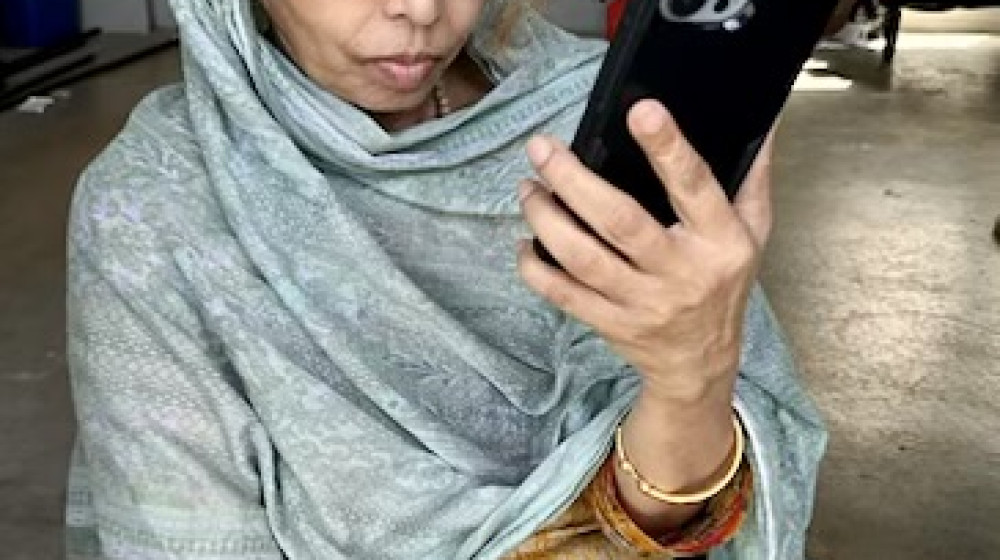 হারানো মাকে ফিরে পেয়ে মেয়ে খুশিতে আত্নহারা হারানো মাকে ফিরে পেয়ে মেয়ে খুশিতে আত্নহারা