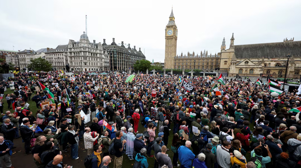 লন্ডনে প্রচণ্ড বিক্ষোভের মুখে ট্রাম্প লন্ডনে প্রচণ্ড বিক্ষোভের মুখে ট্রাম্প